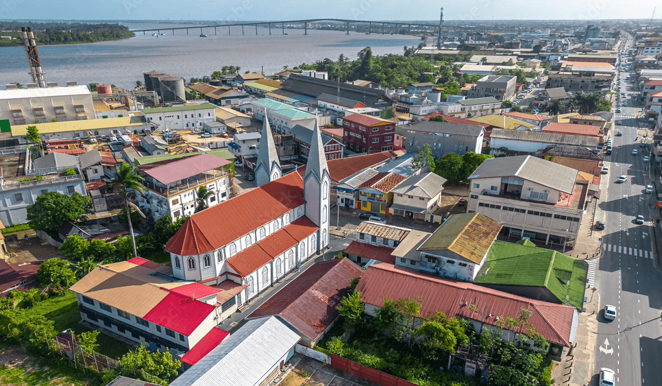 Véhicule de location DOWI sur la route, près d'Albina, Suriname